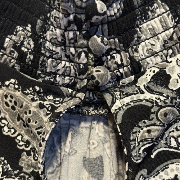 Style & Co Black and White Paisley Mock Neck Blouse Short Sleeve size L - Picture 5 of 6